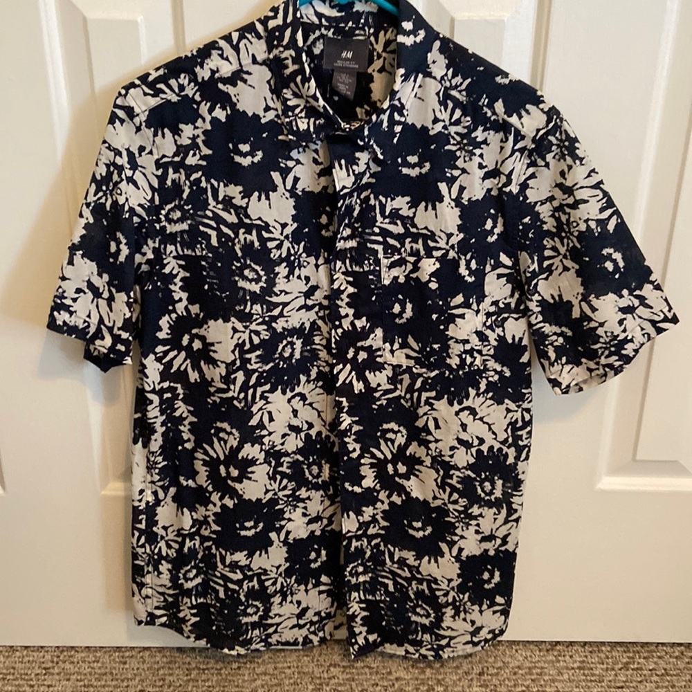 Black and white H&M Hawaiian button up shirt